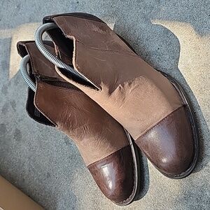 Born two tone booties, sz 9m